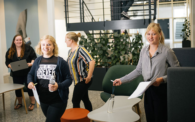 Group of students walking through Campus Randers