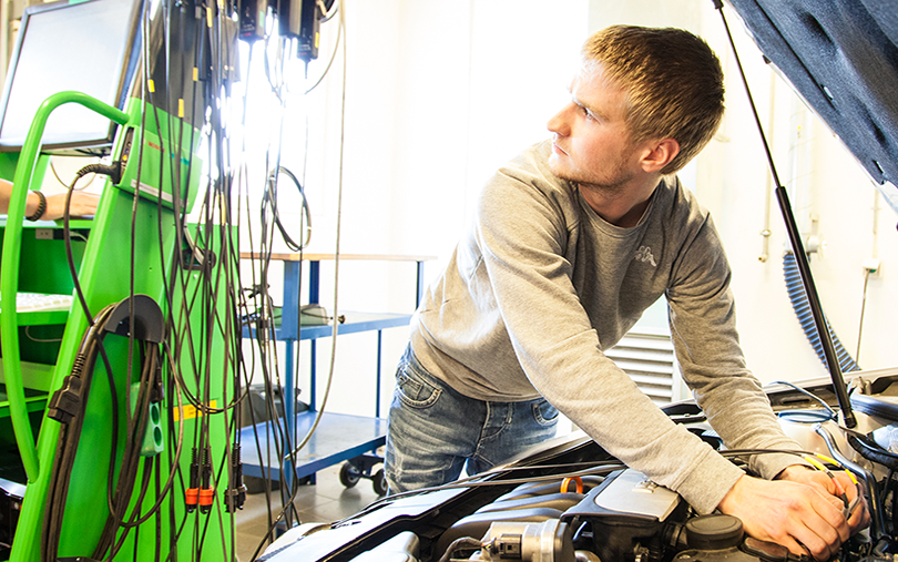 Student checking system in the car through the wires 