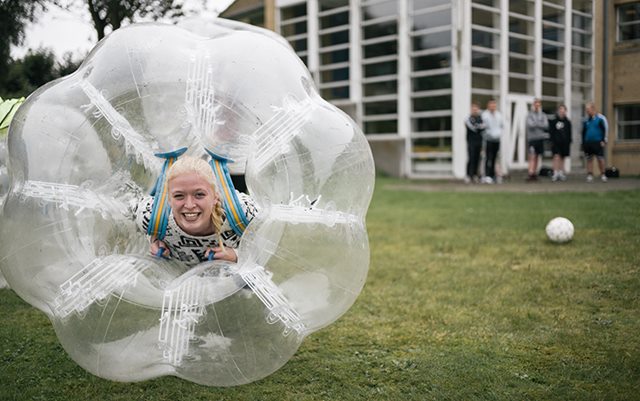 Bumperball til intro på campus Hobro