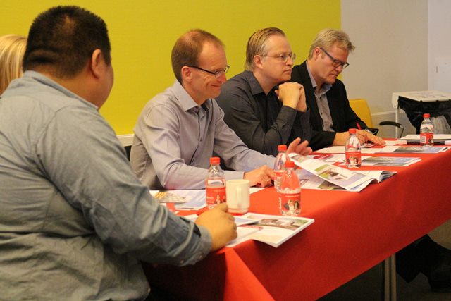 Dommerbordet med Micki Cheng (Den store bagedyst-deltager og tidligere Dania-studerende), Amalie Tandrup Poulsen (sidste års vinder), Axel Præstmark (chefredaktør Randers Amtsavis), Niels Søndergaard (Kommunikations- og Marketingchef i Dania) og Anders Graae Rasmussen (Rektor i Dania) er klar ved dommerbordet til Årets Dania Praktik