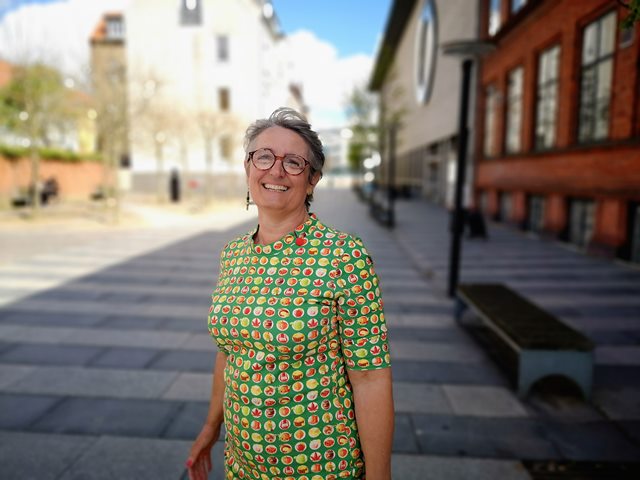 Randers library employee in colorful dress 