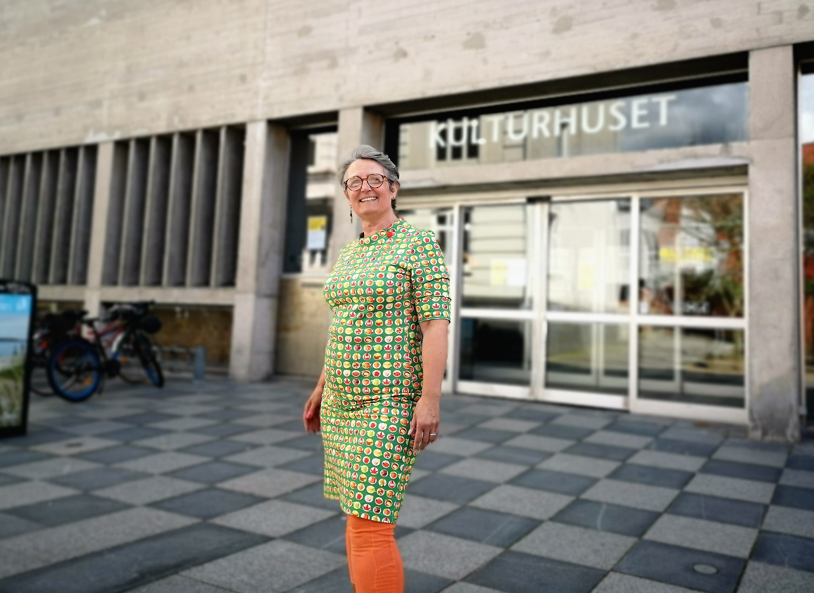 Women in colorful dress in front of library