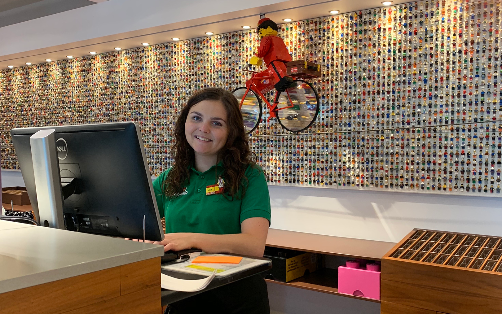 Julie er frontdesk manager i Legoland hotel